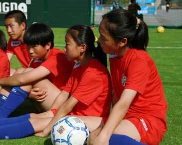 陕西志丹少年足球队亮相西安 获赠笼式球场
