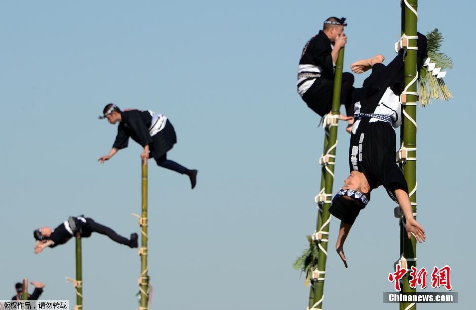日本消防员穿传统服饰 攀竹梯玩杂耍迎接新年