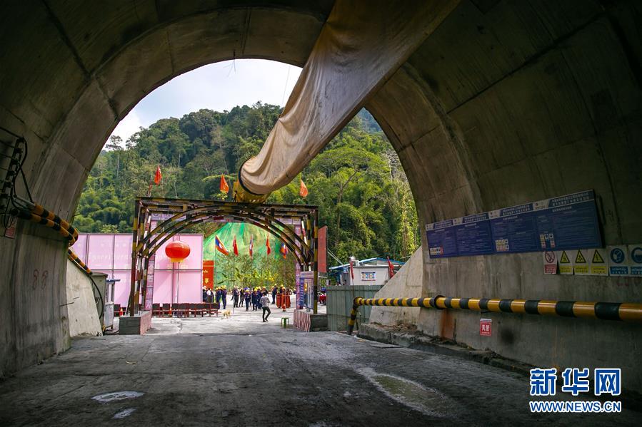 中老铁路全线最长隧道提前贯通